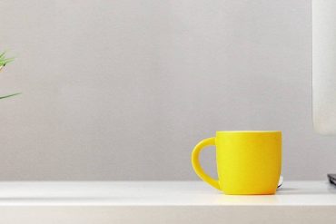 Kwiat przy komputerze