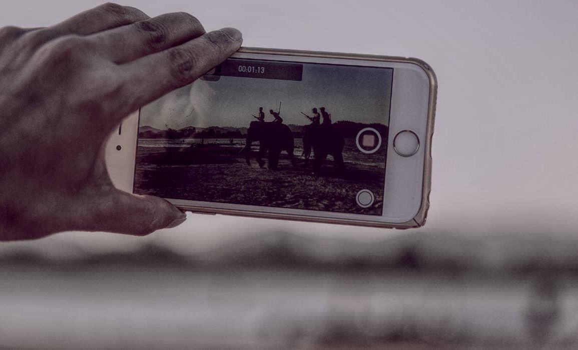 Najlepsze programy do montażu filmów - Darmowe i płatne 1 Nagrywanie wideo telefonem komórkowym